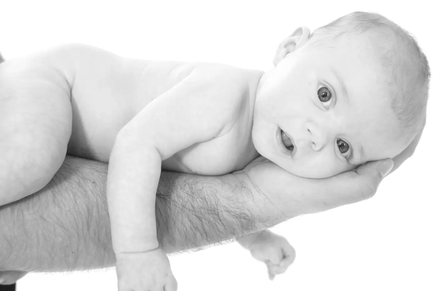 Neugeborenes Baby beim professionellen Fotoshooting in Wien