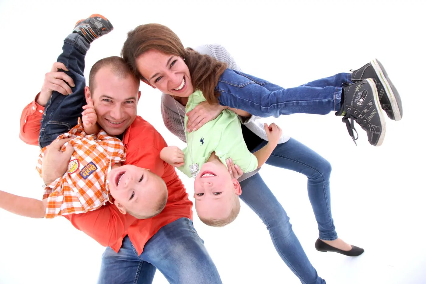 Glückliche Familie beim Fotoshooting in Wien